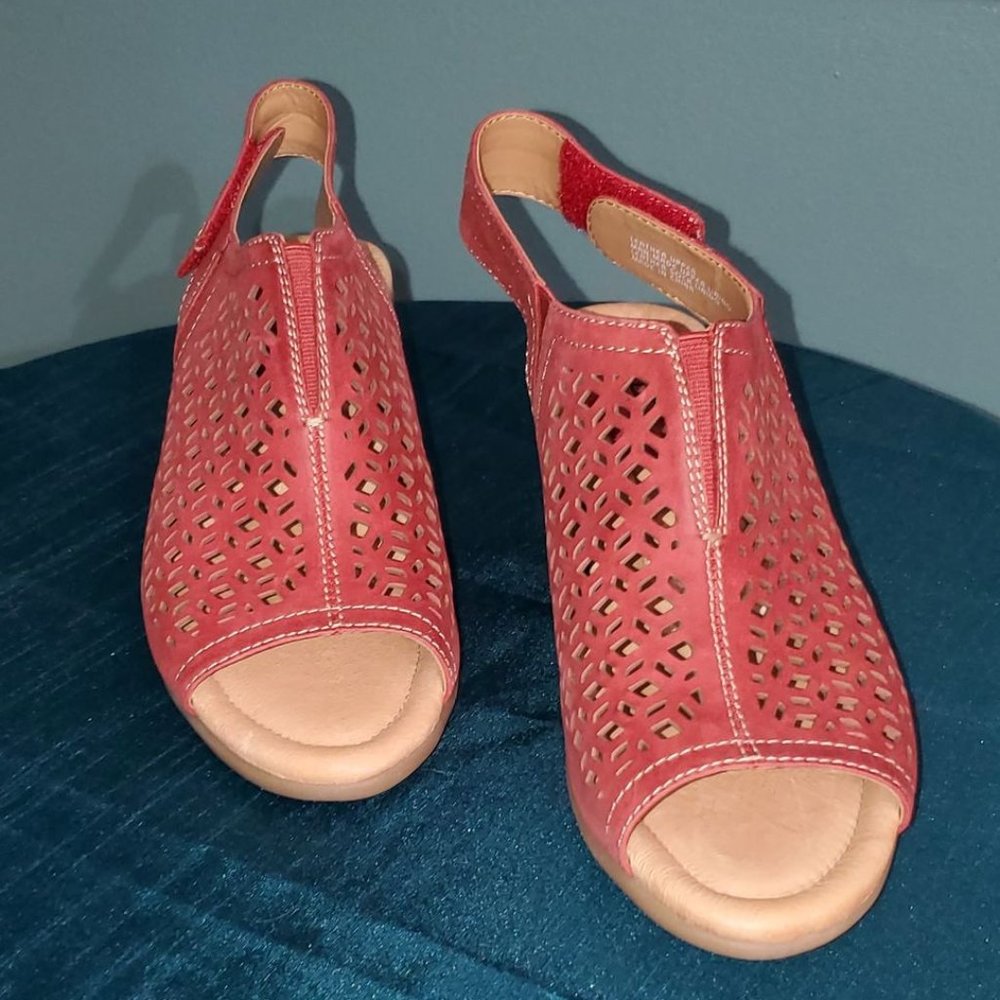 Earth Shoes Women's Calla Mid Heel Wedge Sandal 8.5W